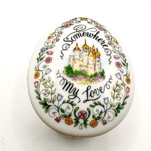 Music Box “Somewhere My Love”Perfect Preowned
Condition-Small No chips or Cracks